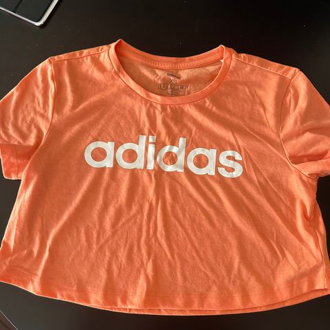 Adidas crop t-skjorte