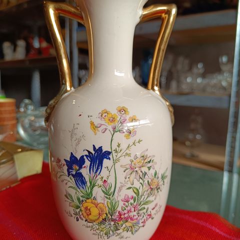 Vase i porselen med blomster motiv fra Kråkerøy Keramikk (21,5 cm H)