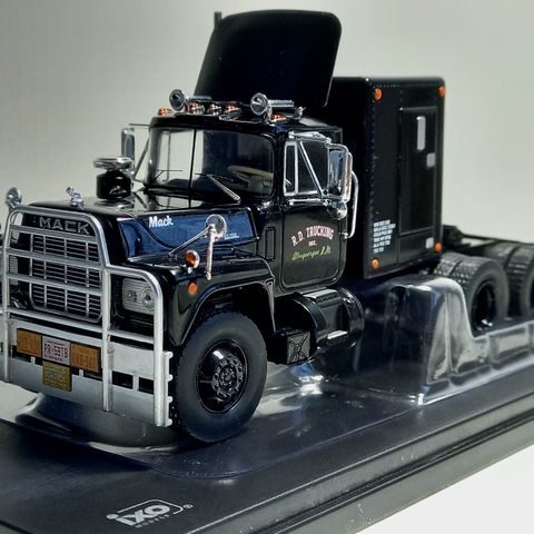 1:43 IXO Mack R-Series 1966