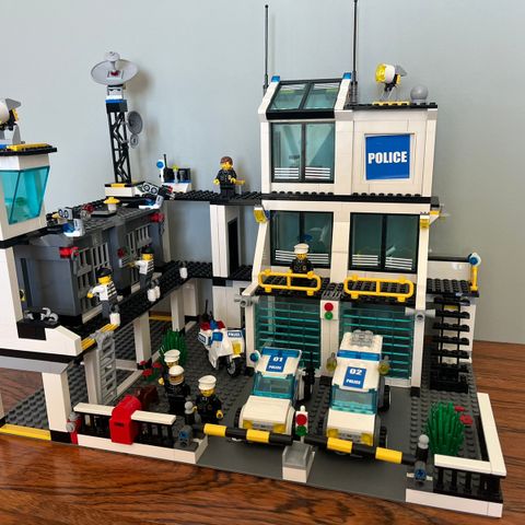 LEGO 7744 Police Headquarters