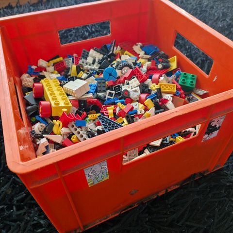 Kasse med lego kr 150