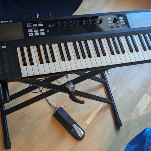 Komplete Kontrol S49 MK1 + stativ og pedal