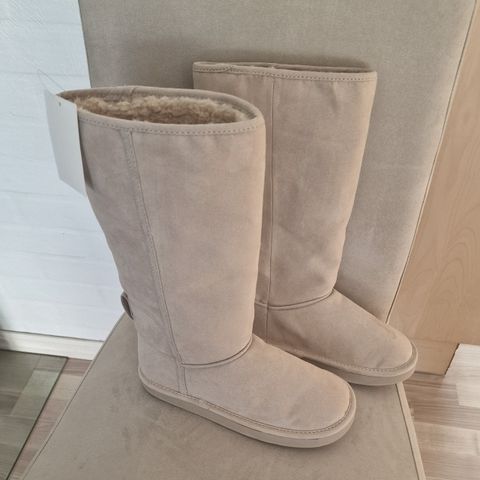 Boots i beige, ser ut som semsket skinn m/teddyfor. Str.38