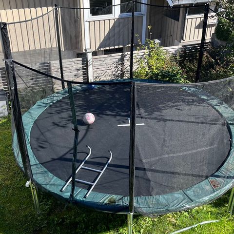 Trampoline med stige og nett.