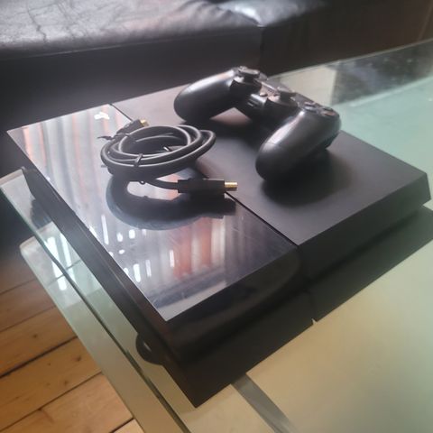 PlayStation 4 med kontroller og HDMI