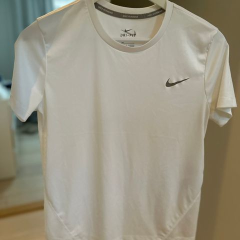 Nike t-skjorte (str. S)