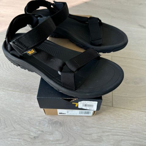 Helt nye Teva Sandaler W Hurricane i str 42