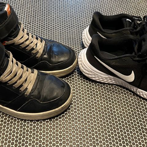 Sneakers og Nike joggesko i størrelse 34 selges samlet