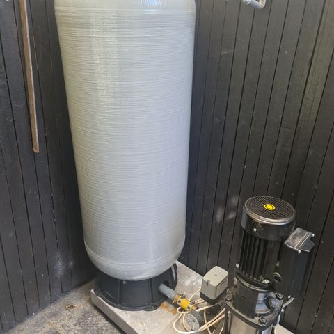 TRYKKPUMPE MED 120 LITER GLASSFIBERTANK REPERASJONSOBJEKT