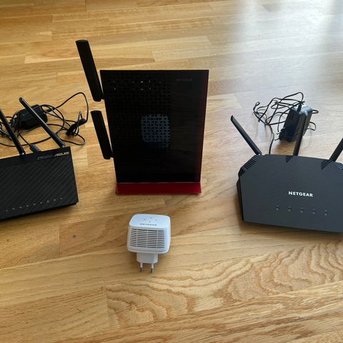 2stk Nettverk Router og 2stk Wifi Forsterkere selges