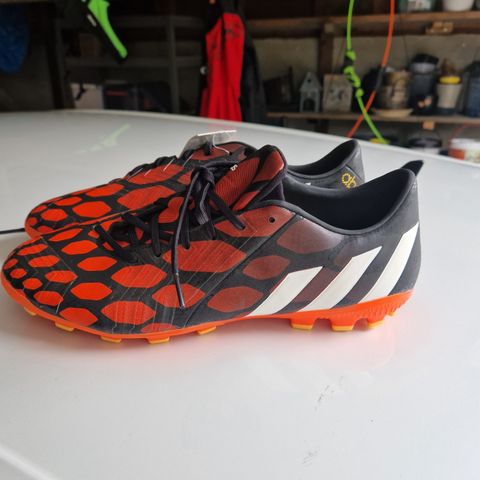 Helt ny Adidas Predator kunstgresssko str. 45