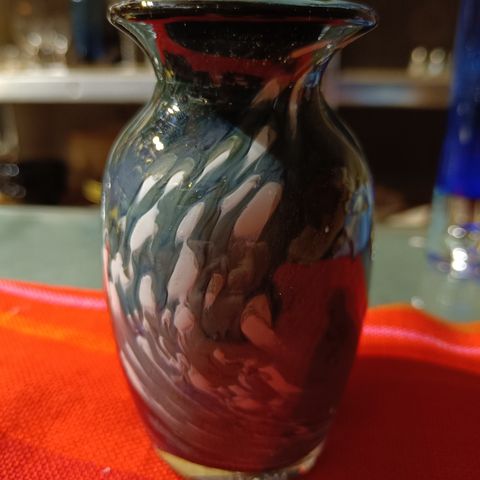 Fantastisk fin liten kunstglassvase fra Randsfjord Glassverk (12,5 cm høy)