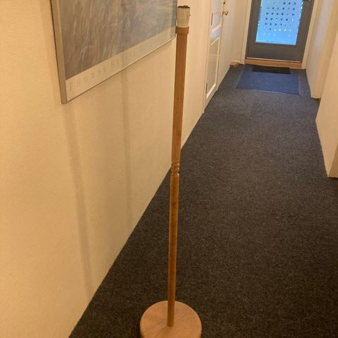 Gammel stålampe i tre med solid fot