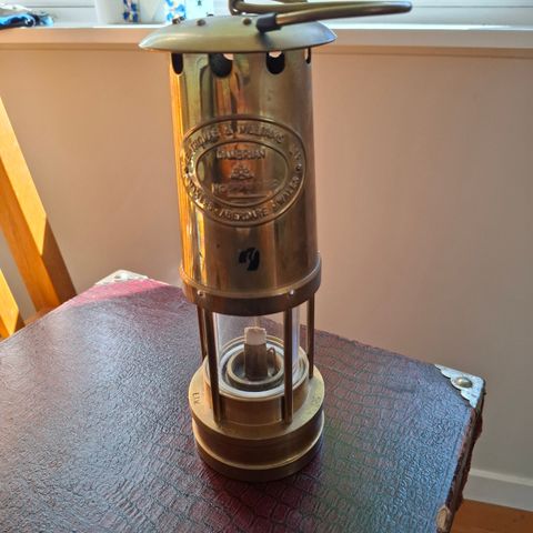 Original Wales miners lamp i god stand. Selges