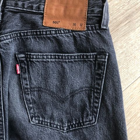 Levis 501 str. W30x L32 svart selges kr 500