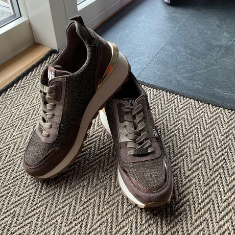 Flotte sneakers til dame str. 39