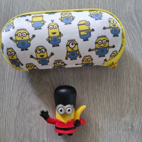 Minions brilleetui og minionsfigur