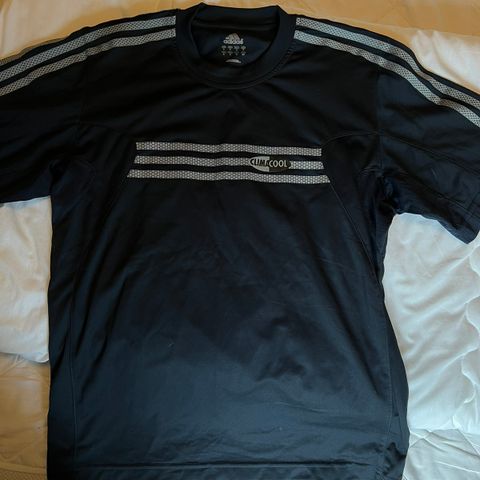 ADIDAS cool, str M, aldri brukt.