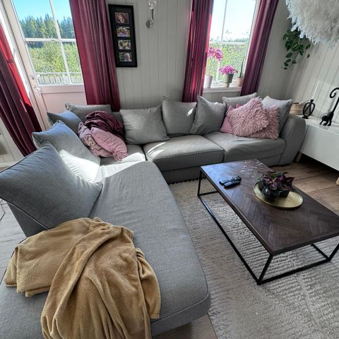 Lysgrå sofa