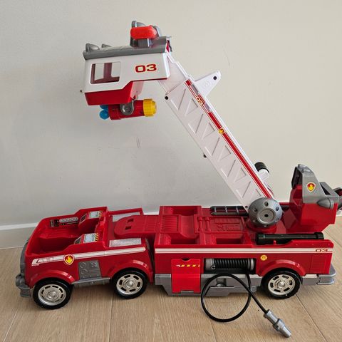 Paw Patrol Ultimate Firetruck lekebil - lyd og lys