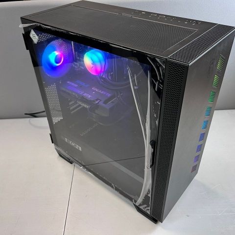 Delvis ny Gaming PC med RTX 3050, i5, 32GB og vannkjøling!