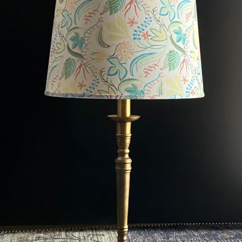 Bordlampe med designer lampeskjerm