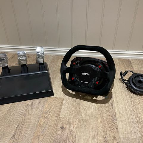 Thrustmaster TS-XW med originalt Sparco Alcantara Ratt og T3PA pedaler