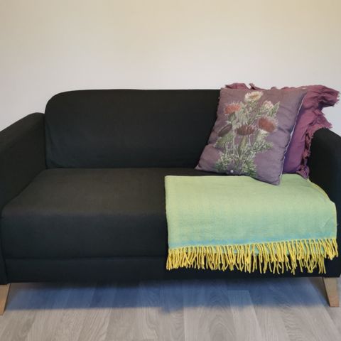 2-seters IKEA-sofa til salgs – pent brukt!