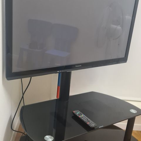 Tv  panasonic 42 og bord