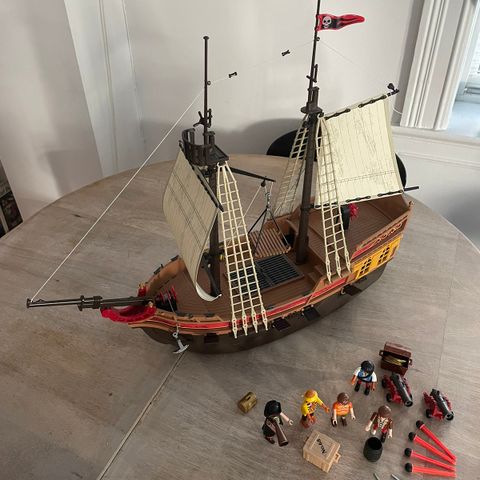 Playmobil sjørøverskute.