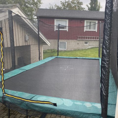 Rektangulær trampoline