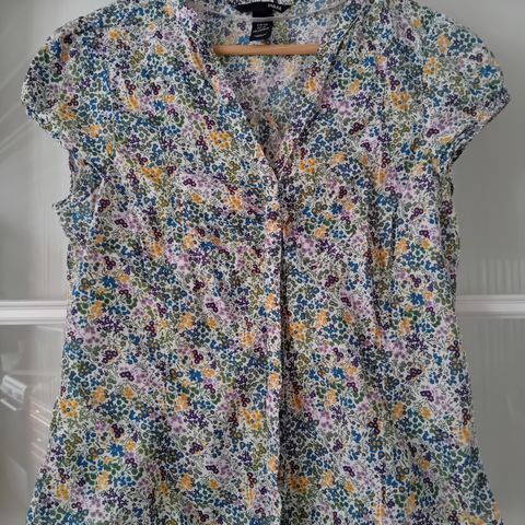 Blomstret bluse i størrelse 40