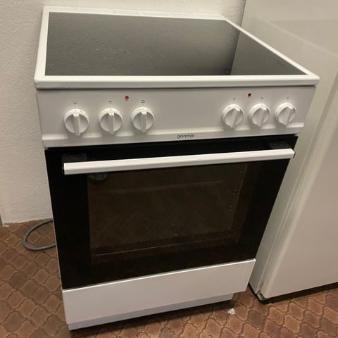 Gorenje Komfyr m/keramisk topp. Brukt i 2 mnd. Inkl 1 års forsikring.