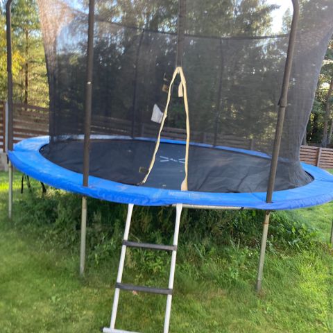 Trampoline gis bort mot henting