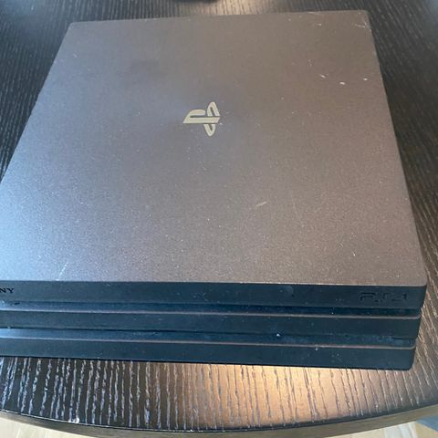 Playstation 4 Pro + én kontroll