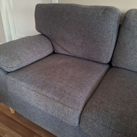 Hel og fin 3 og 2 seter grå sofa.