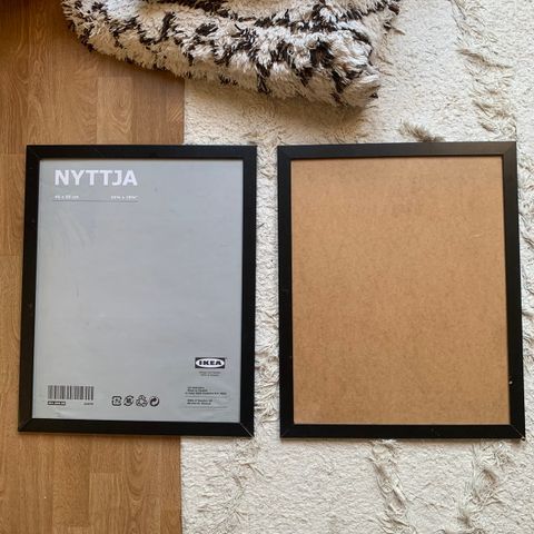 To store 40x50 cm størrelse NYTTJA bilderammer fra IKEA, i svart