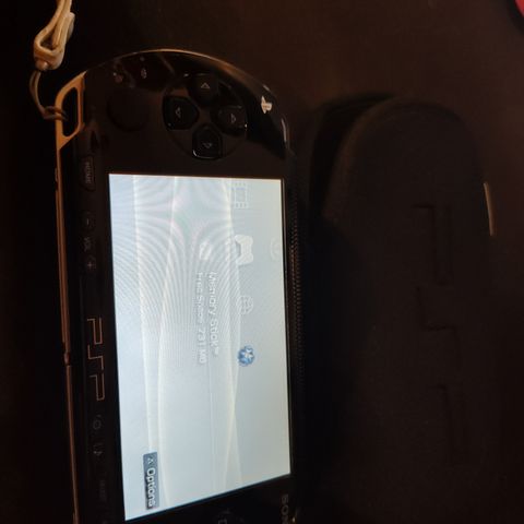 Sony PSP med lader og diverse spill til salgs