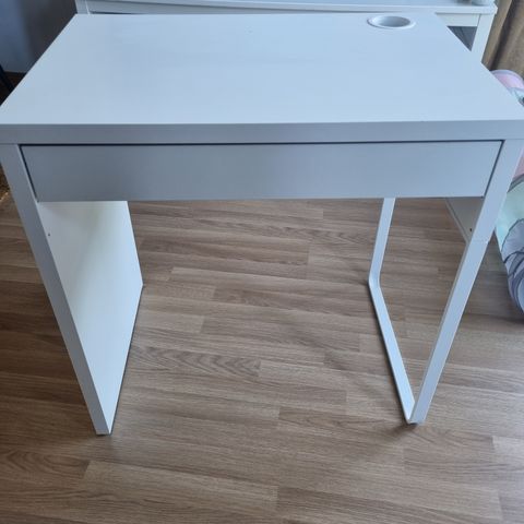 Lite skrivebord fra ikea