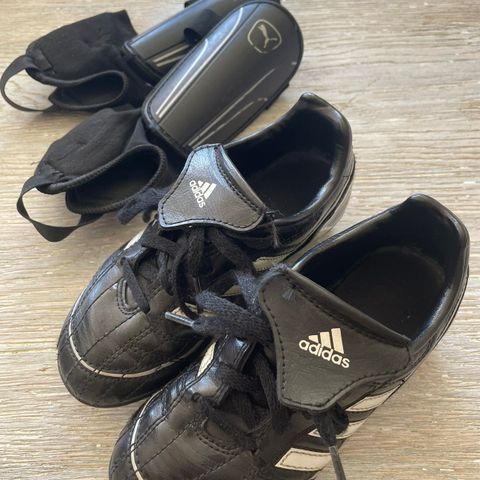 Adidas Puntero fotballsko (str 30) og Puma leggskinn (XS)