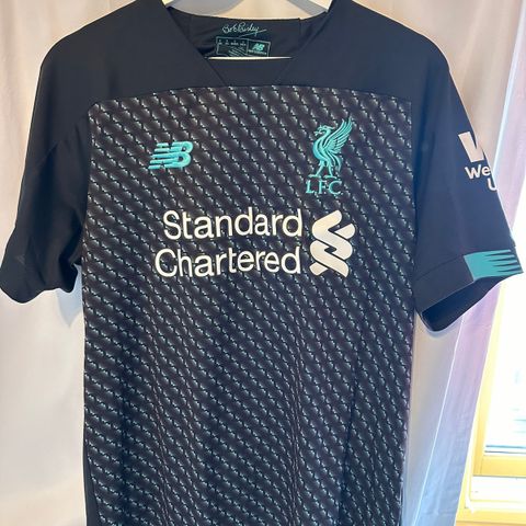 Liverpool sin tredjedrakt fra 19/20 sesongen + Shorts