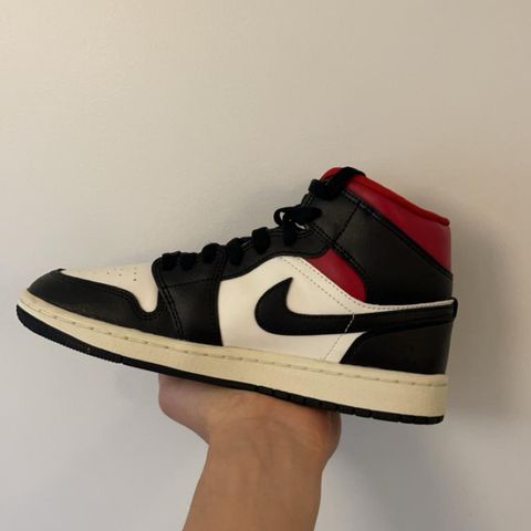 Jordan 1 mid