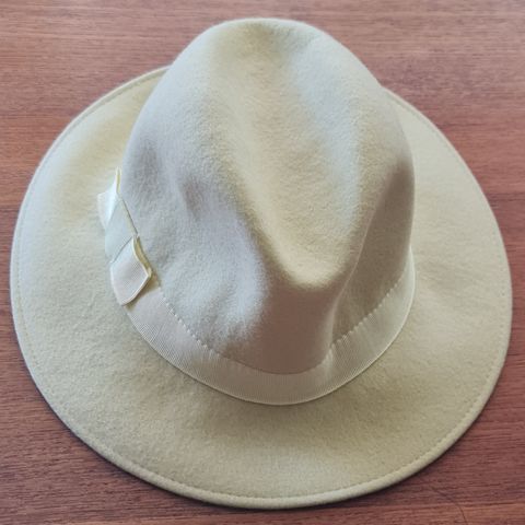 Ubrukt dame hatt. 100% ull. Made in Italy