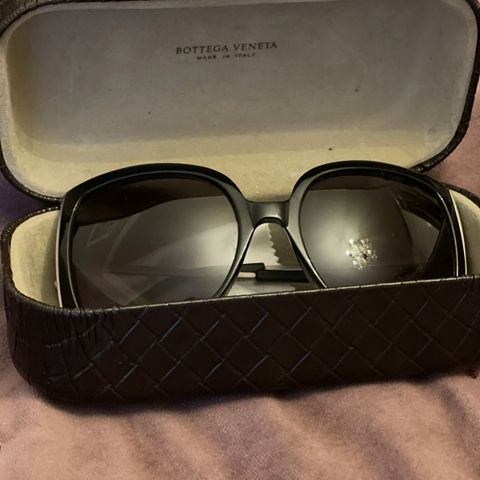 Lite brukt stillig solbrille Bottega Veneta selges