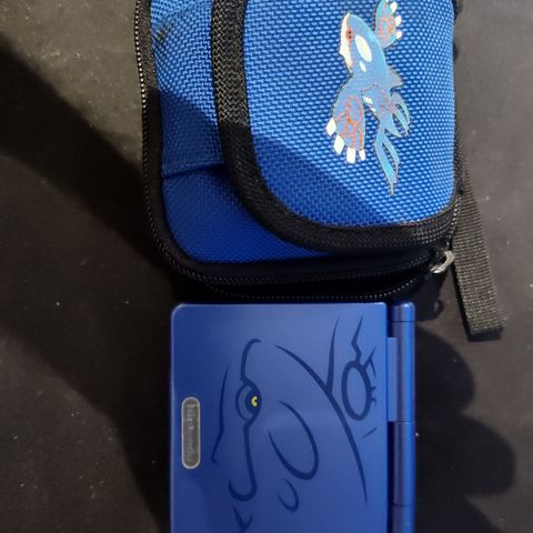 Kyogre Nintendo Advance SP med Pokemon Sapphire