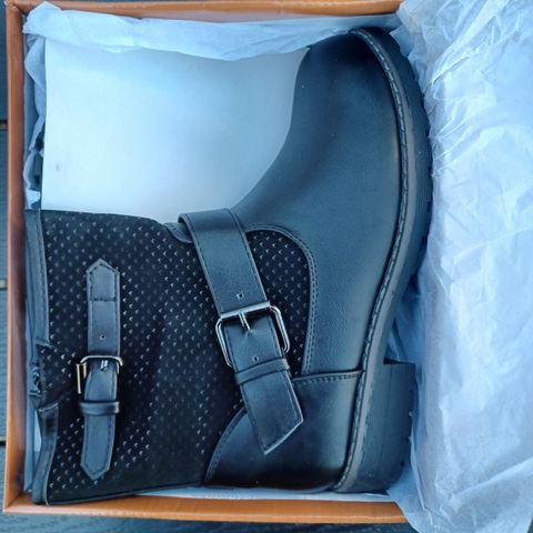 Nye fine FERRETTO  boots,  jente str 35.