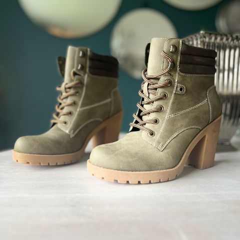 Høye boots, strl 39