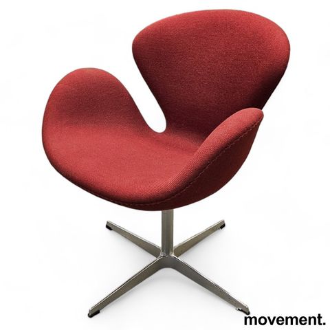 Fritz Hansen Svanen, design: Arne Jacobsen i rødt stoff, pent brukt