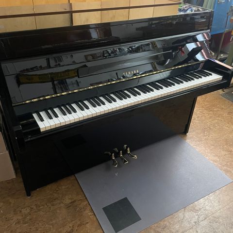 Lekkert Yamaha M1 piano i sort høyglans selges!