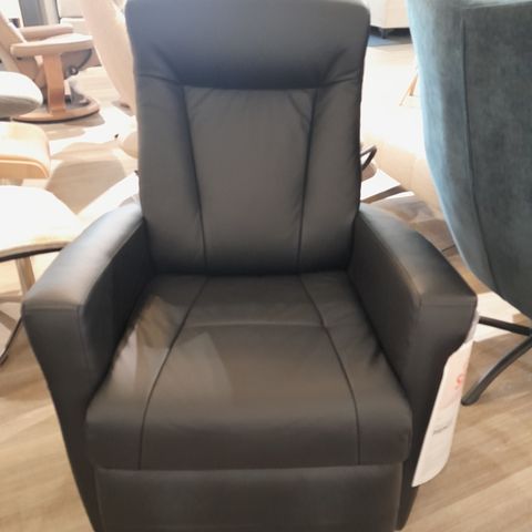 Prince recliner svart hud/pvc utstilling